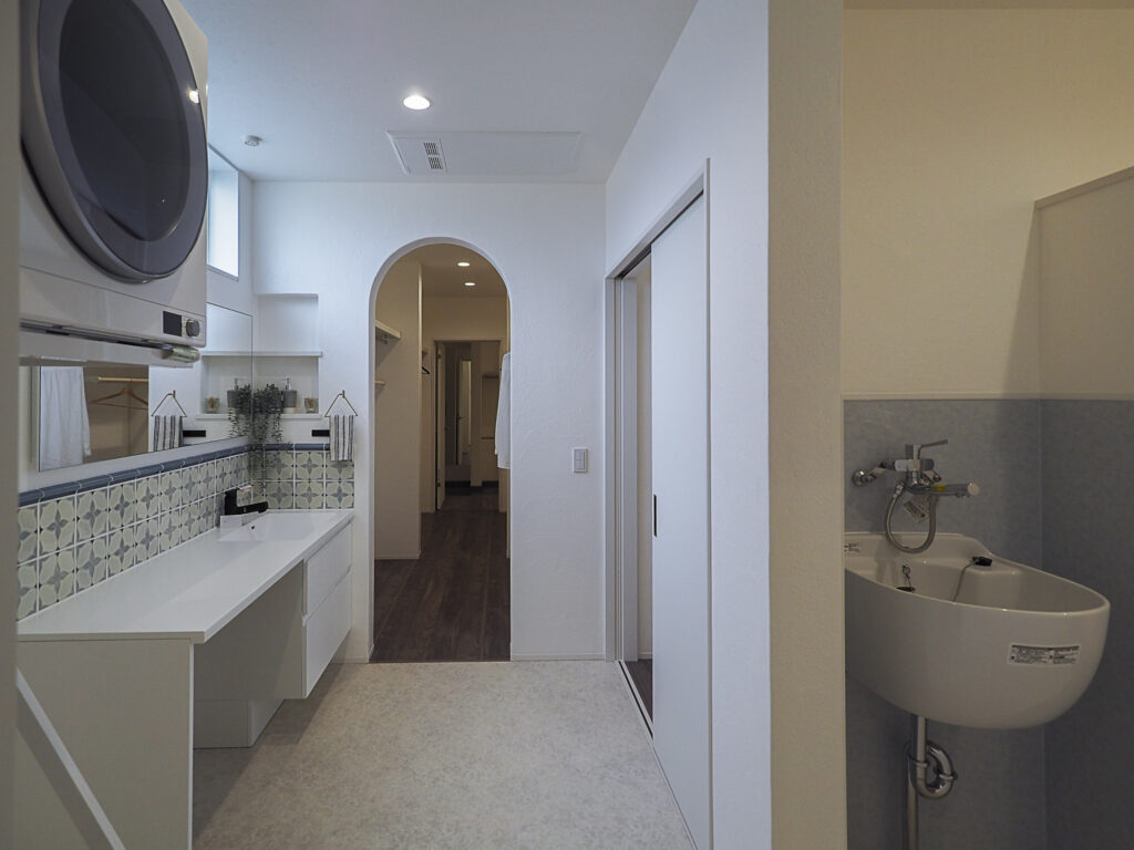 洗濯脱衣室からファミリークローゼットへ繋がる間取り