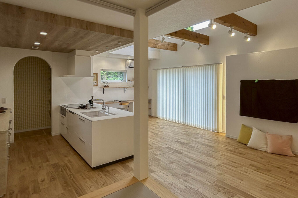 吹抜けで開放感のあるリビング