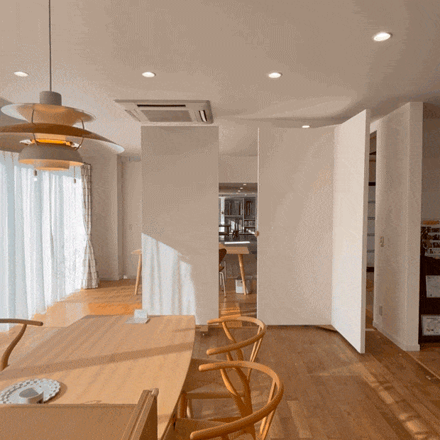 体験館PLUSで動く壁を実際に動かすことができる